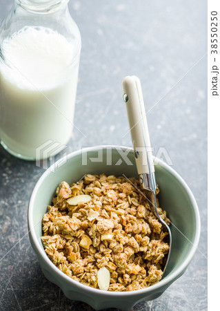 The granola breakfast cereals. 38550250