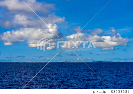 船上より多良間島、石垣島を望む 38553585
