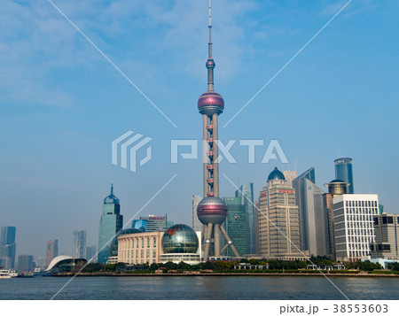 中国 上海市 浦東新区 ほとうしんく の東方明珠塔 オリエンタルパールタワー 東方テレビタワーの写真素材