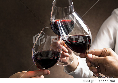 ワインで乾杯の写真素材