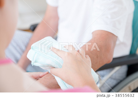 介護士と高齢者　高齢者介護　介助シーン　清拭　体を拭く　ボディパーツ　パーツカット　顔なし 38555632