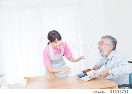 食事を嫌がるおじいさん　老人ホーム　デイケアセンター 38555751