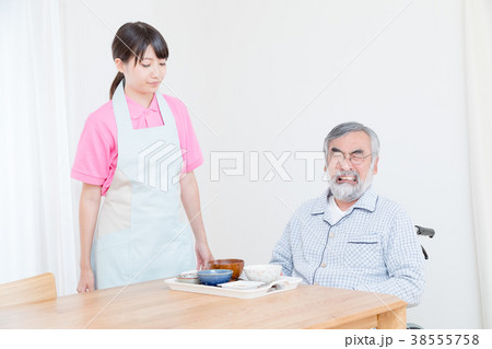 食事を嫌がるおじいさん　老人ホーム　デイケアセンター 38555758