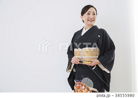 黒留袖のミドル女性 38555980