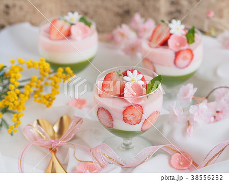 かわいい春のデザート３色プリンの写真素材