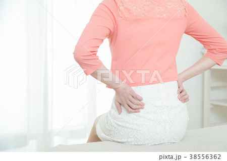 腰痛　腰の痛み　ネガティブイメージ　　体調不良　女性　ポートレート　20代　30代 38556362