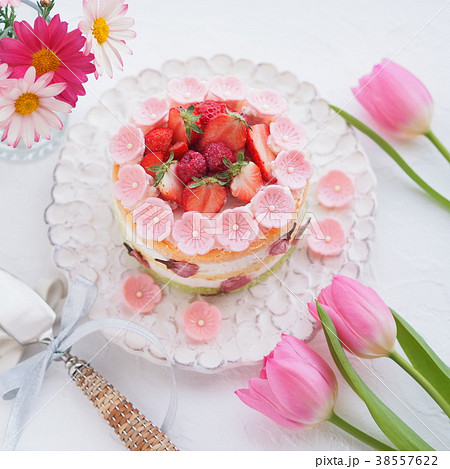 イチゴのかわいいケーキの写真素材