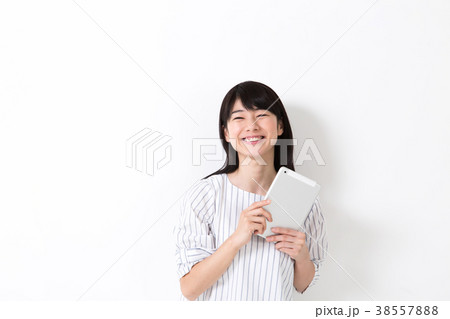 タブレットを見る女性 38557888