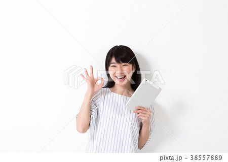 タブレットを見る女性 38557889