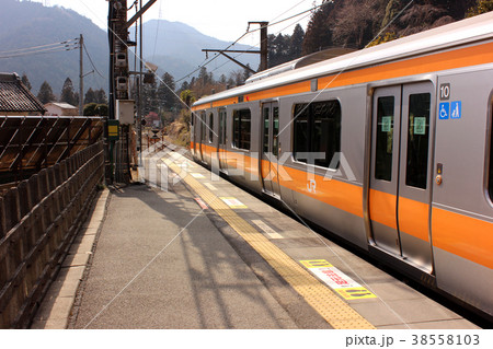 青梅線軍畑駅に停車中の奥多摩駅行の写真素材