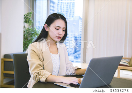 シェアオフィスで仕事する若い女性 シェアオフィスで仕事する若い女性 38558278