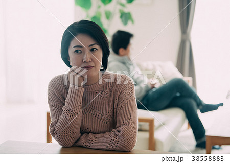夫婦喧嘩をする日本人ミドルカップル 38558883