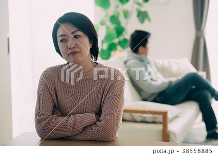 夫婦喧嘩をする日本人ミドルカップル 38558885