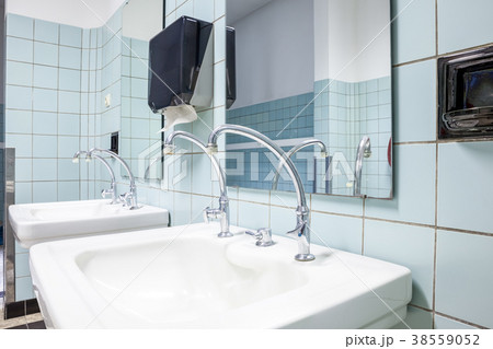sink on the wall 38559052