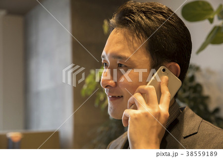 スマホで通話中のビジネスマン 38559189