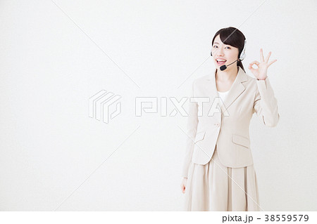 ビジネス　女性　ビジネスマン　白バック 38559579