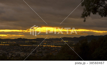 加古川市の夕暮れ　（兵庫県加古川市） 38560467