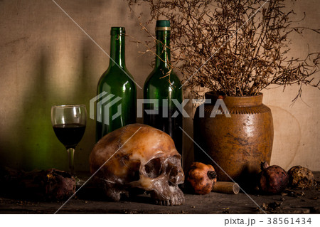 Human skull and flower vase old treasure on wooden Human skull and flower vase old treasure on wooden 38561434