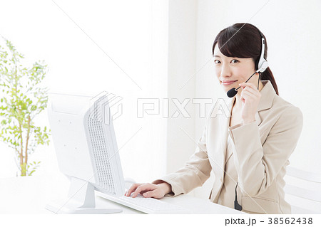 女性 ビジネスマン 白バック 女性 ビジネスマン 白バック 38562438