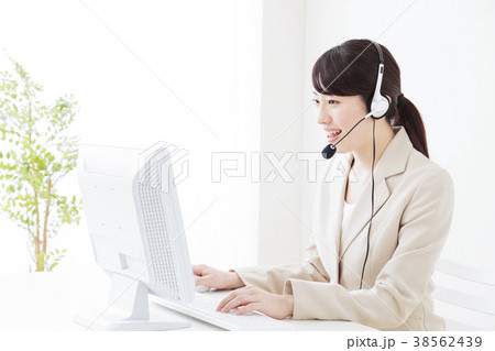 女性 ビジネスマン 白バック 女性 ビジネスマン 白バック 38562439