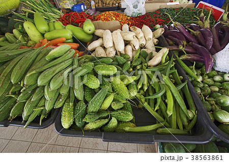 公設市場に並ぶ新鮮野菜 公設市場に並ぶ新鮮野菜 38563861