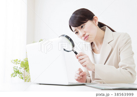 ビジネス　オフィス　女性　ビジネスマン　白バック 38563999