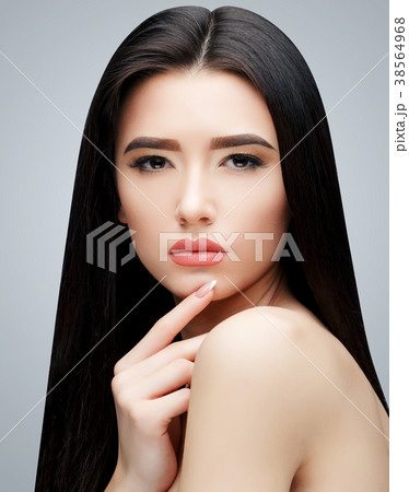 Brunette asian girl with long straight hair Brunette asian girl with long straight hair 38564968