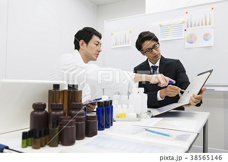 商品開発　製品開発　バイオ　会議　打ち合わせ　ミーティング　オフィス 38565146