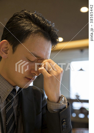 目頭を押さえるビジネスマン男性 38565442