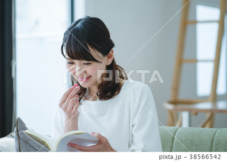 リビングで本を読む女性 リビングで本を読む女性 38566542