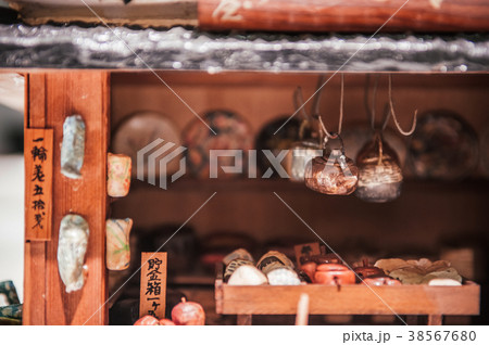 Small miniature vintage Japanese house model  38567680