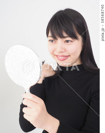 鏡を見て微笑む女性 鏡を見て微笑む女性 38568740