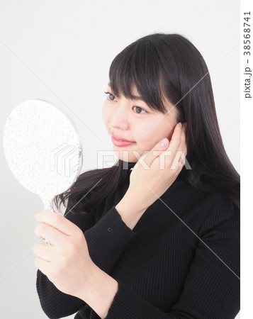 鏡を見て微笑む女性 38568741