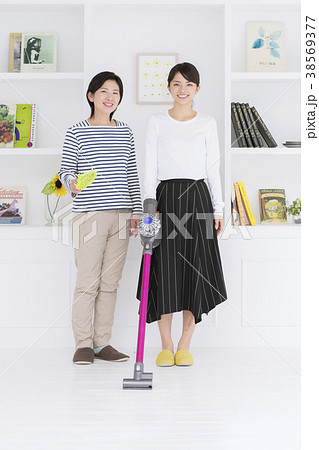 2人で掃除する母娘 38569377