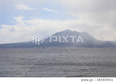 冬の支笏湖畔から見る風不死岳と樽前山。 冬の支笏湖畔から見る風不死岳と樽前山。 38569401