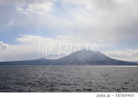 冬の支笏湖畔から見る風不死岳と樽前山。 冬の支笏湖畔から見る風不死岳と樽前山。 38569405
