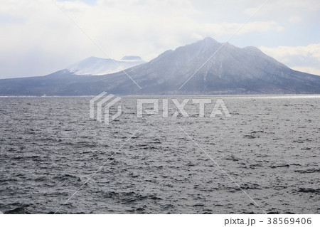 冬の支笏湖畔から見る風不死岳と樽前山。 冬の支笏湖畔から見る風不死岳と樽前山。 38569406