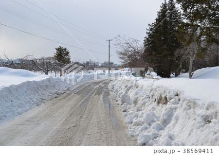 2月の弘前郊外の除雪された道路 2月の弘前郊外の除雪された道路 38569411