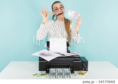 Attractive woman prints cash with magnifying glass Attractive woman prints cash with magnifying glass 38570668