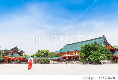 京都　平安神宮　大極殿と白虎楼 38570670