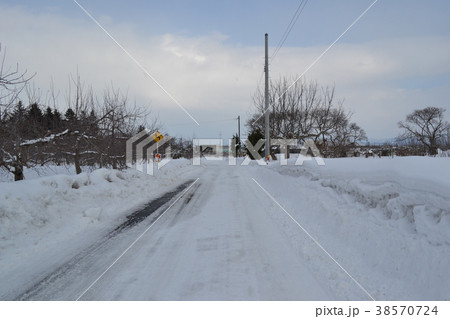 2月の弘前郊外の道路 2月の弘前郊外の道路 38570724