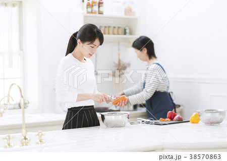 料理をする母娘 38570863