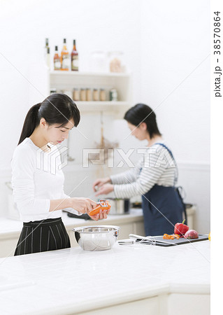 料理をする母娘 料理をする母娘 38570864