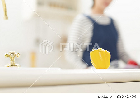 料理をする主婦 料理をする主婦 38571704