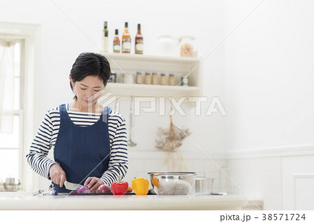 料理をする主婦 38571724