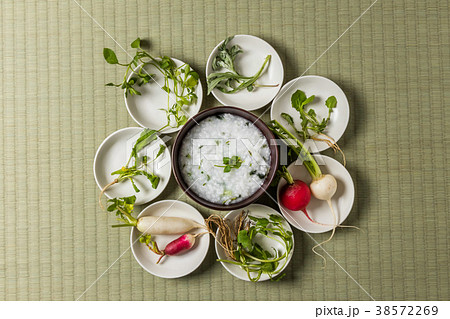 山菜粥 七草粥 Wild grass porridge Japanese food 山菜粥 七草粥 Wild grass porridge Japanese food 38572269