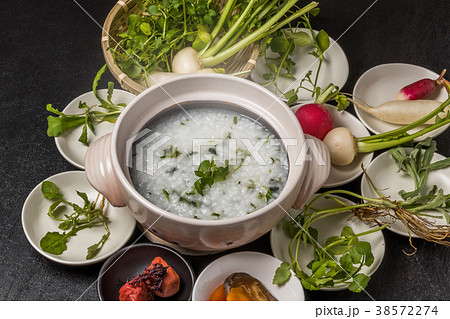 山菜粥　七草粥　Wild grass porridge Japanese food 38572274