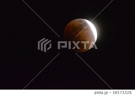 皆既月食〜食の最大 寸前（東京都立川市／2018年1月31日。21:43撮影） 38573326