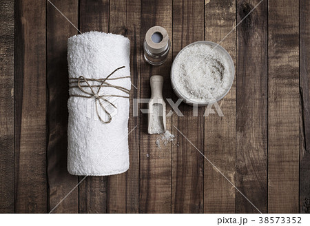 Towel and sea salt 38573352