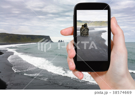 tourist photographs Kirkjufjara black beach 38574669
